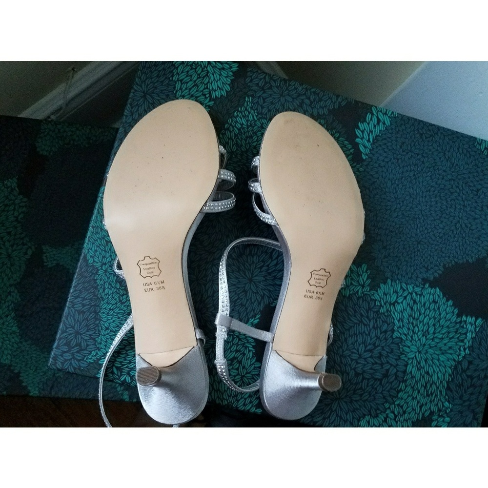 Touch of Nina Silver Strappy Dress Heels sz 6.5 - Picture 4 of 4